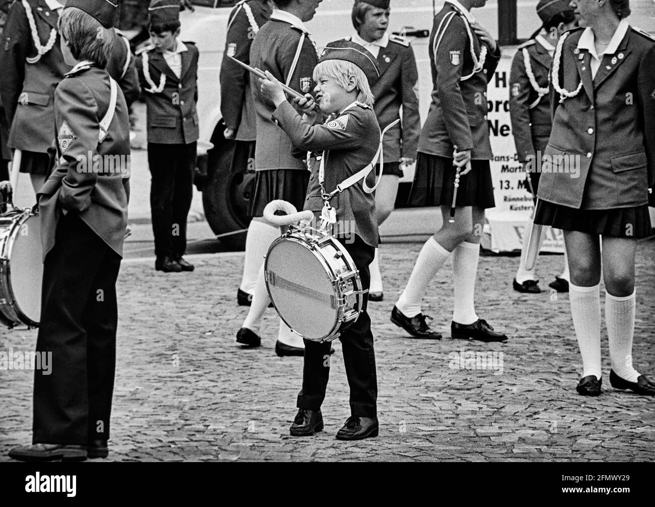 Un petit batteur préférerait être dans un club de tir que dans un groupe de marche. 08.08.1987 - Christoph Keller Banque D'Images