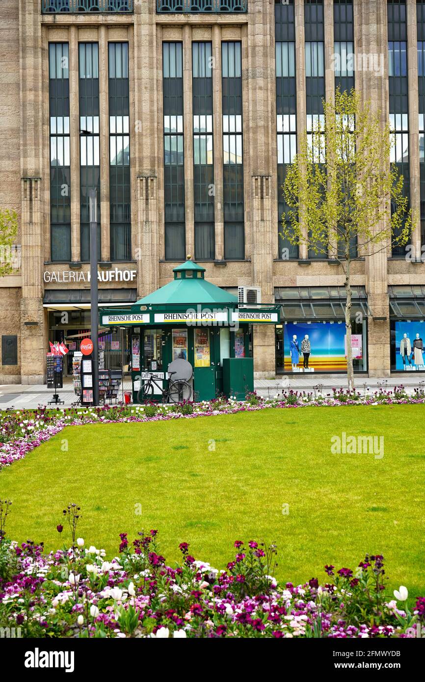Kiosque d'époque devant le grand magasin Galeria Kaufhof à Düsseldorf, en été, avec fleurs d'été et prairie verte. Banque D'Images