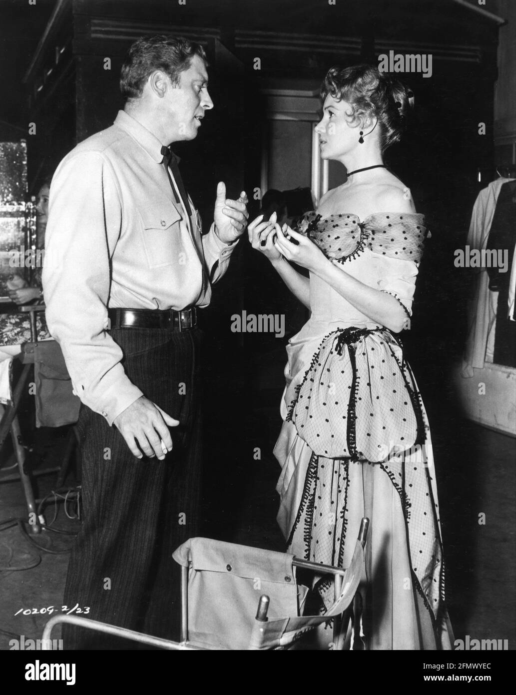 BURT LANCASTER en costume comme Wyatt EARP et Rhonda Fleming sur le set franc pendant le tournage de LA FUSILLADE À l'O.K. CORRAL 1957 réalisateur JOHN STENGES scénario Leon URIs musique Dimitri Tiomkin producteur Hal B. Wallis-Hazen / Paramount Pictures Banque D'Images