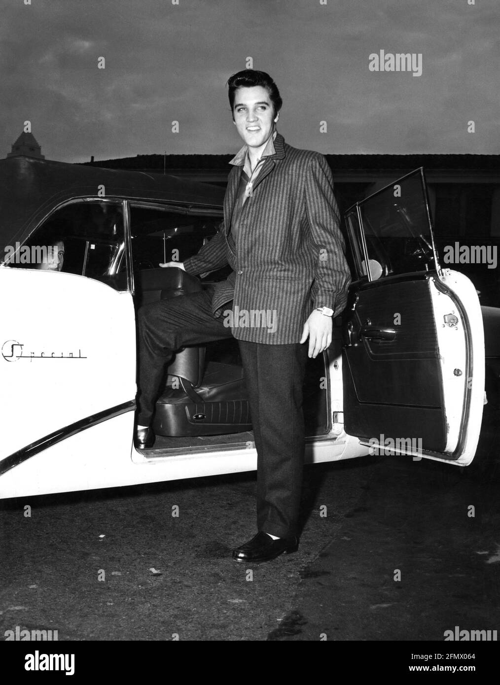 Presley, Elvis, 8.1.1935 - 16.8.1977, chanteur et acteur américain, pleine longueur, voiture, vers 1960, 60s, INFO-AUTORISATION-DROITS-SUPPLÉMENTAIRES-NON-DISPONIBLE Banque D'Images