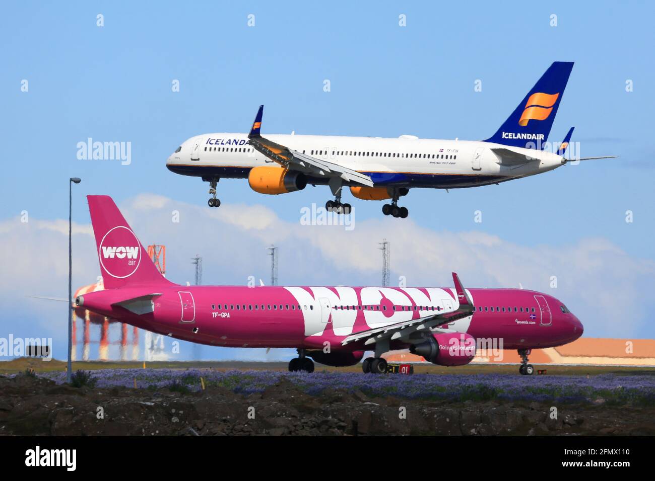 Reykjavik, Islande – 02. Juillet 2017 : LES avions WOW Air Airbus A321 et Icelandair à l'aéroport Keflavik (KEF) en Islande. Airbus est une usine d'avions Banque D'Images
