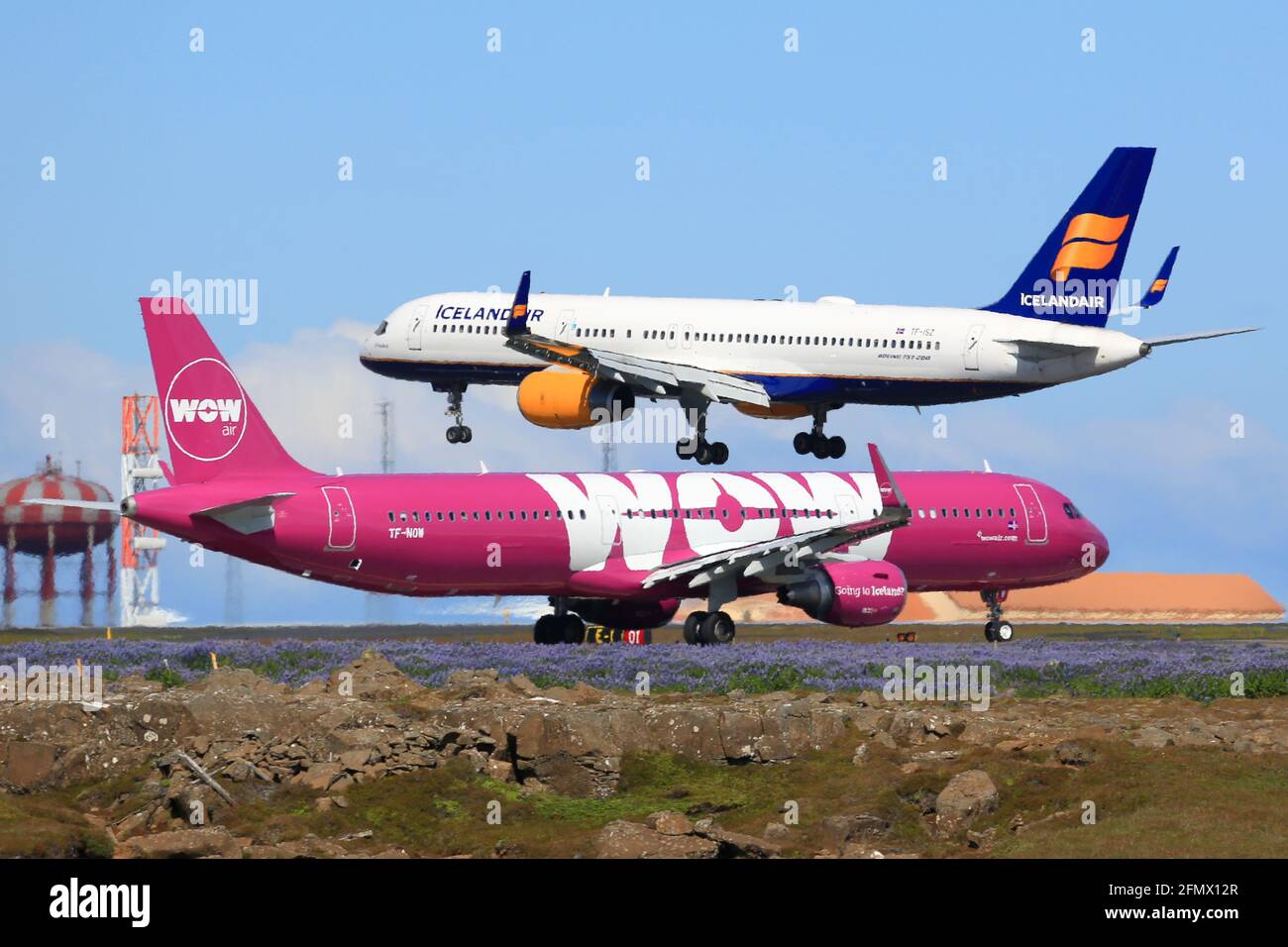 Reykjavik, Islande – 02. Juillet 2017 : LES avions WOW Air Airbus A321 et Icelandair à l'aéroport Keflavik (KEF) en Islande. Banque D'Images
