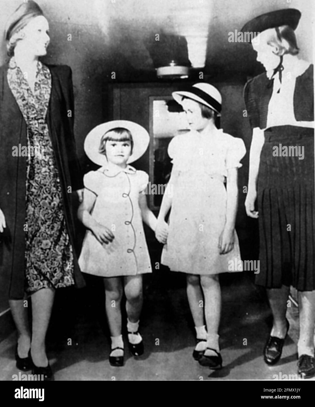 Kelly, Grace, 12.11.1929 - 14.9.1982, actrice américaine, pleine longueur, (2e de droite), image de l'enfant, INFO-DROITS-AUTORISATION-SUPPLÉMENTAIRES-NON-DISPONIBLE Banque D'Images