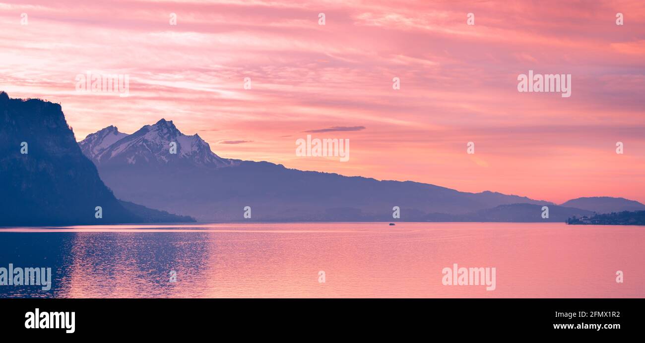 Coucher de soleil sur le sommet du Mont Pilatus. Canton de Lucerne. Suisse. Banque D'Images