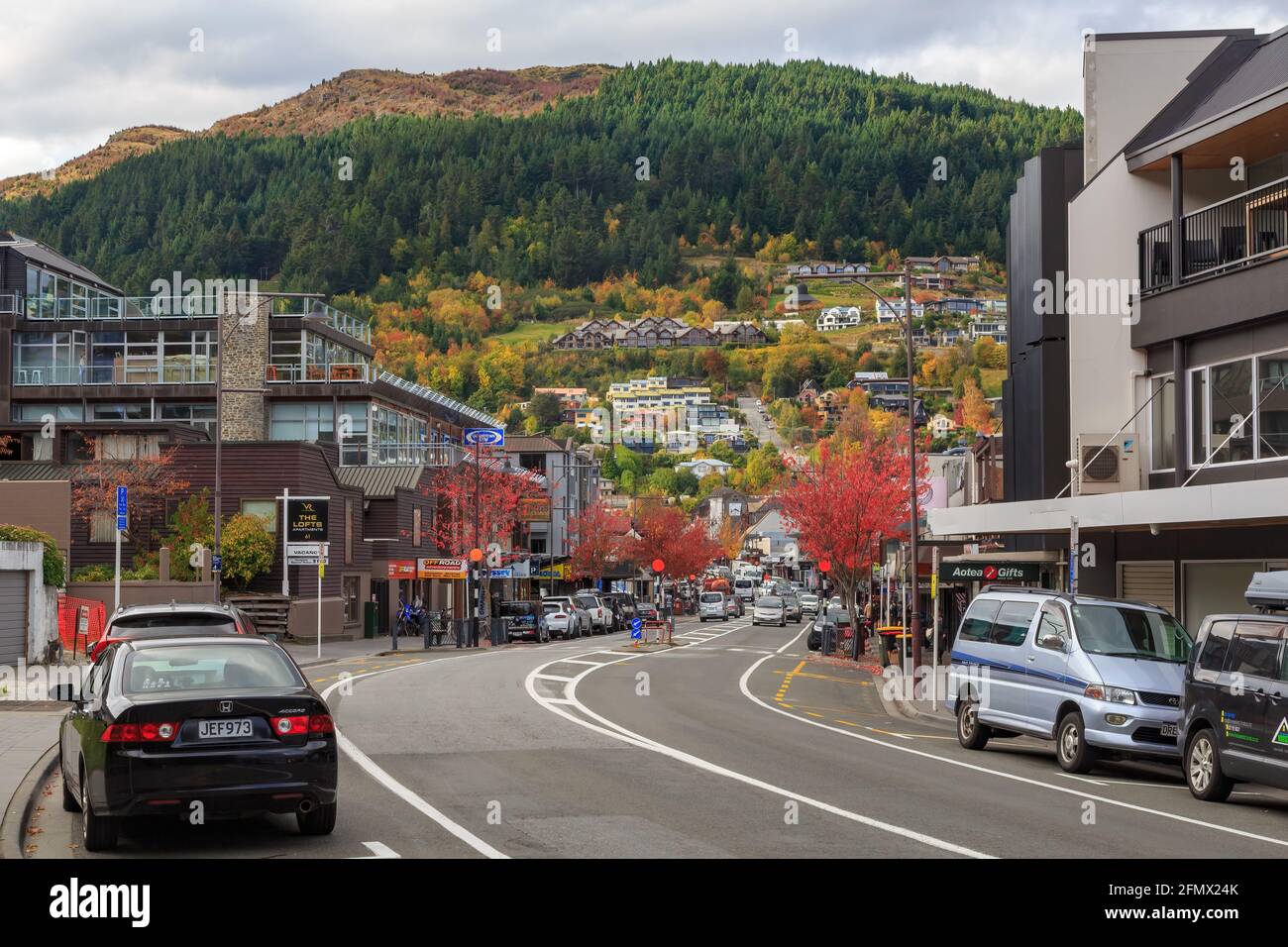 Queenstown, Nouvelle-Zélande, en automne. Une vue sur Shotover Street jusqu'aux collines environnantes Banque D'Images