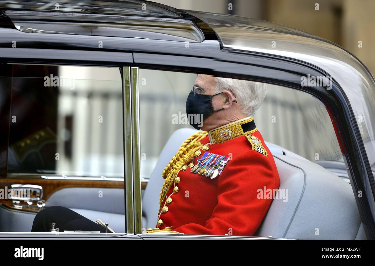 Lieutenant-colonel Michael Vernon - contrôleur du bureau de Lord Chamberlain - accompagne la Couronne impériale de retour à la Tour De Londres af Banque D'Images