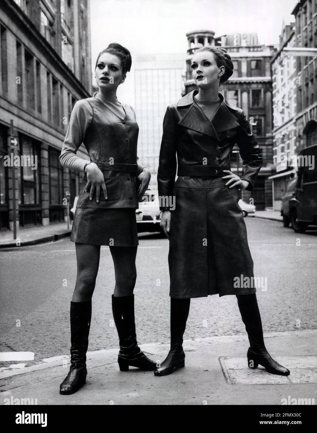 Mode, années 1960, mode pour femmes, robe et mini-manteau, bottes, 1968,  DROITS-SUPPLÉMENTAIRES-DÉSTOCKAGE-INFO-NON-DISPONIBLE Photo Stock - Alamy