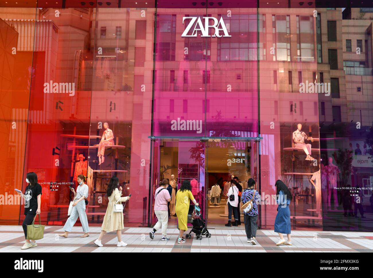 Les gens marchent dans la boutique Zara sur la rue Wangfujing à Beijing.  Récemment, la société affiliée de Zara en Chine a été punie par le bureau  de supervision du marché et