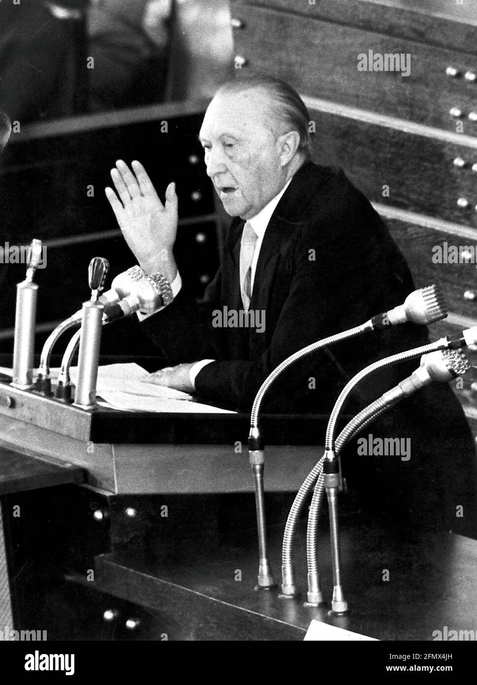 Adenauer, Konrad, 5.1.1876 - 19.4.1967, politicien allemand (CDU), chancelier 1949 - 1963, demi-longueur, DROITS-SUPPLÉMENTAIRES-AUTORISATION-INFO-NON-DISPONIBLE Banque D'Images