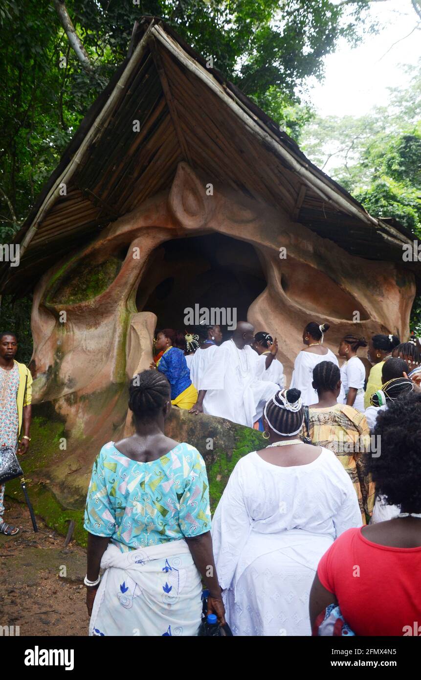 Osogbo: Arugba menant la procession à Osun Grove. Banque D'Images