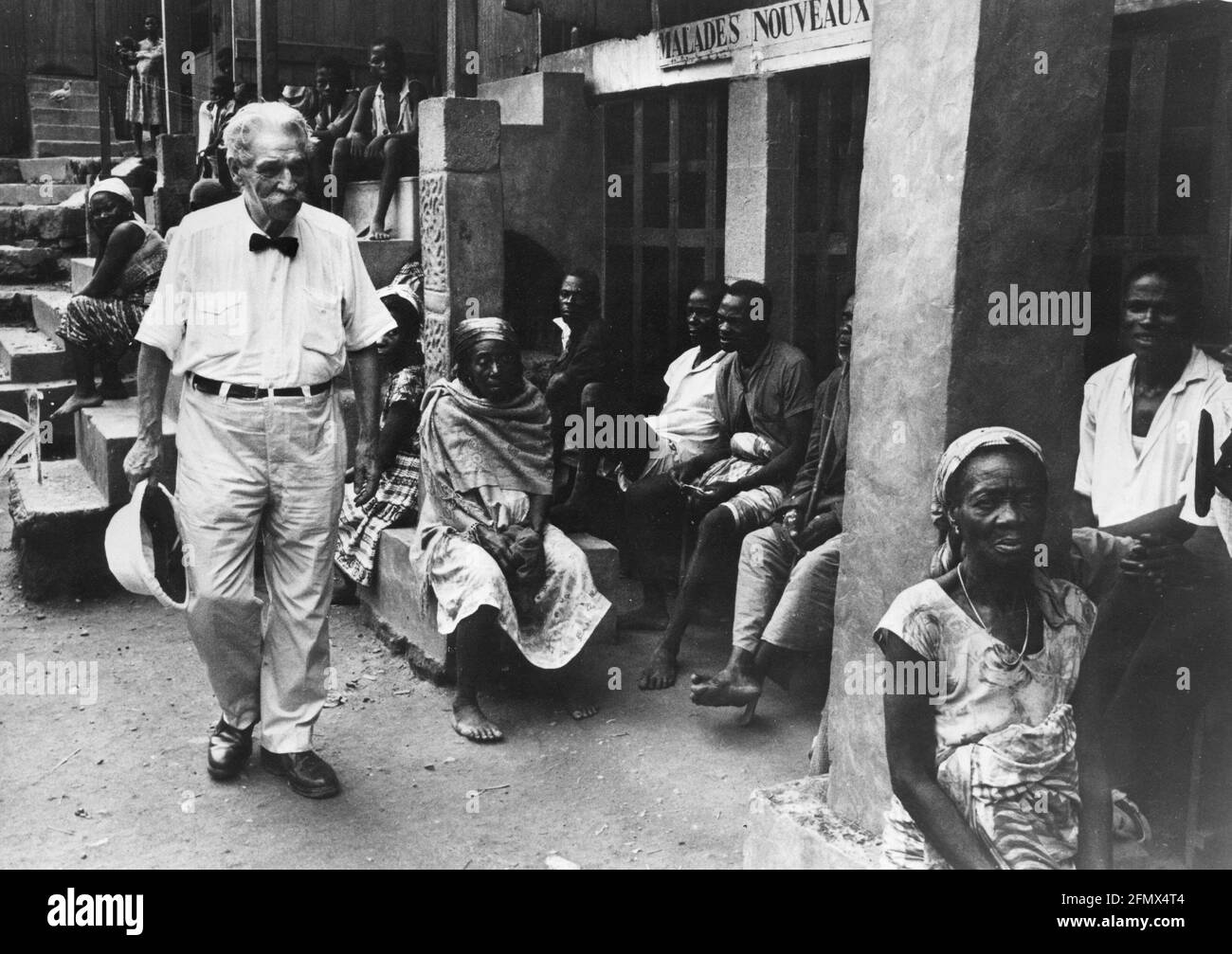 Schweitzer, Albert, 14.1.1875 - 4.9.1965, médique / physicien allemand, pleine longueur, DROITS-SUPPLÉMENTAIRES-AUTORISATION-INFO-NON-DISPONIBLE Banque D'Images