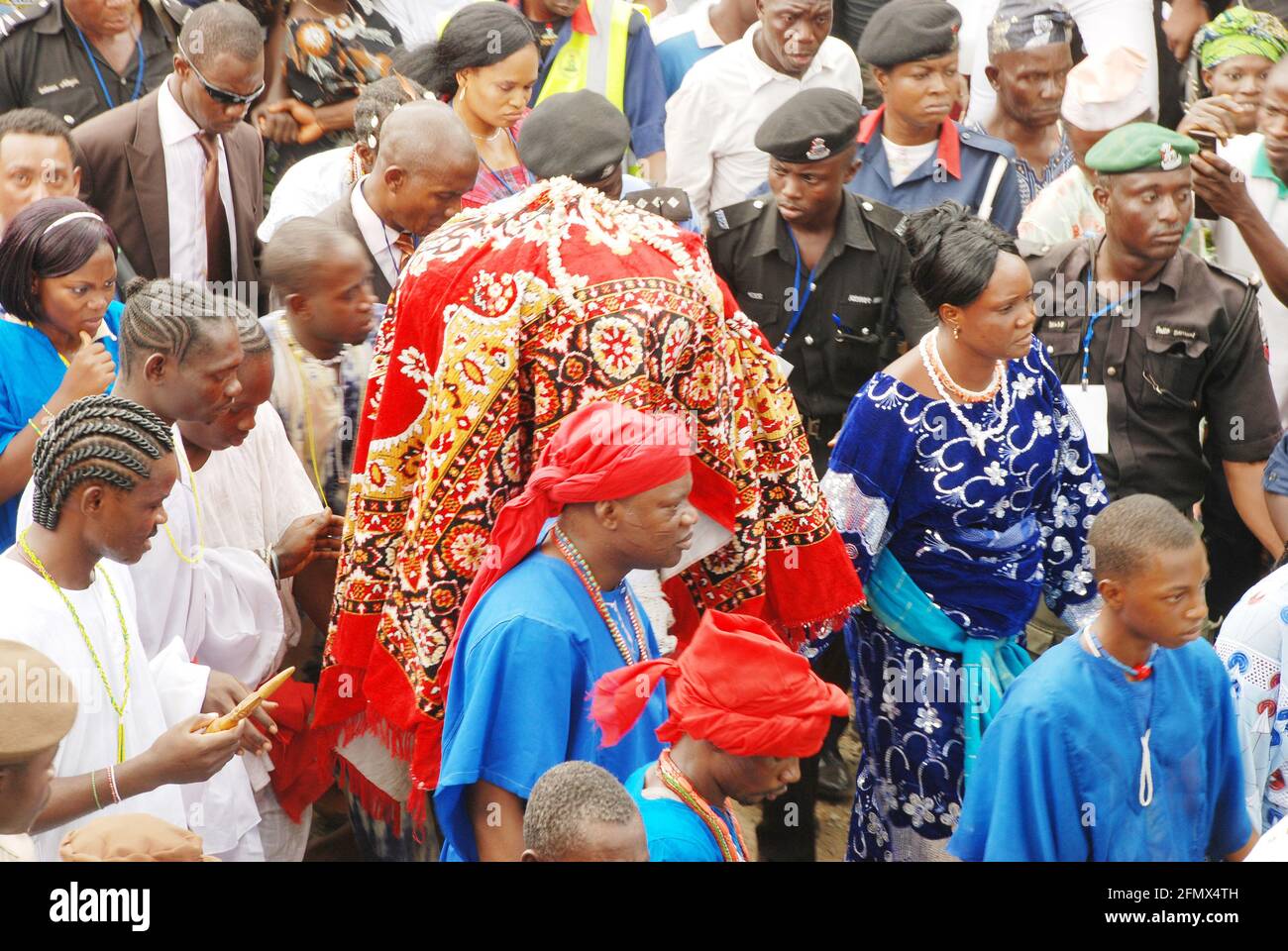 Osun Osogbo: Arugba menant la procession spirituelle à Osun River. Banque D'Images