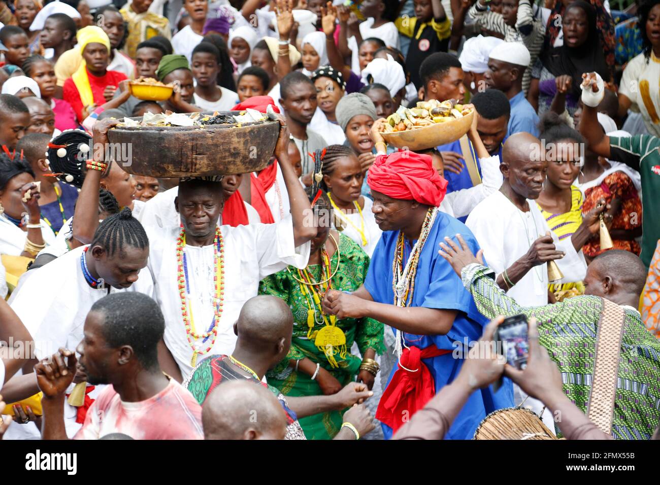 Osun Osogbo : diriger un cortège portant des sacrifices à la rivière Banque D'Images