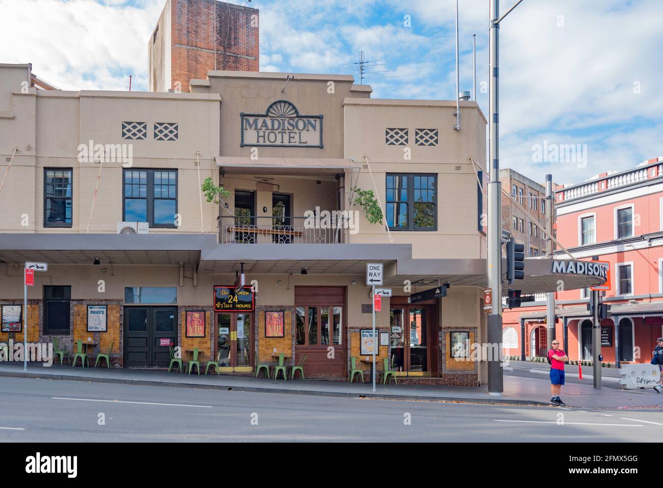 Construit entre deux guerres, le Madison Hotel (anciennement Subway Hotel), situé à l'angle de Devonshire et Chalmers Streets à Surry Hills, Sydney, est un pub ouvert 24h/24 Banque D'Images