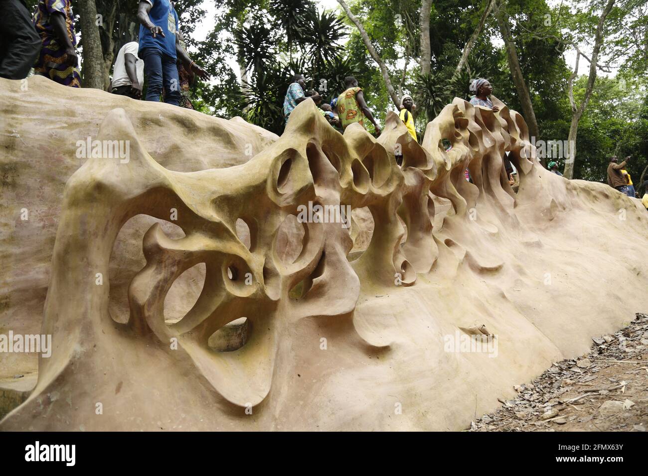 Osun Osogbo, Osun Sacred Grove and River : le mur sculpté. Banque D'Images