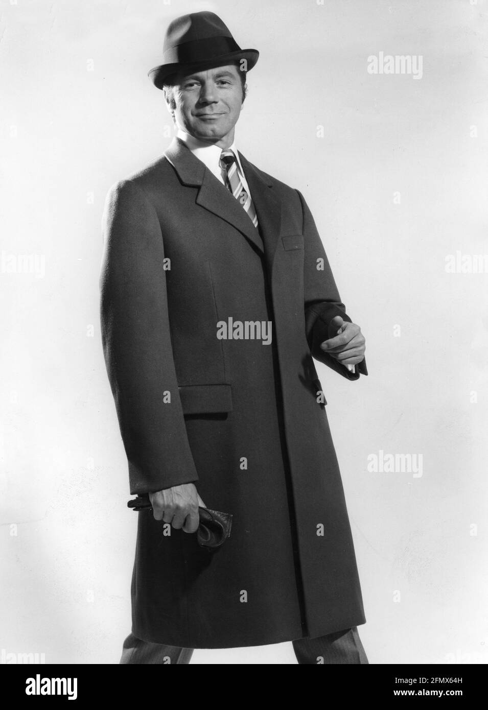 Mode, années 1950, manteaux, homme avec manteau Chesterfield, trilby et  gants en cuir, DROITS-SUPPLÉMENTAIRES-DÉSTOCKAGE-INFO-NON-DISPONIBLE Photo  Stock - Alamy