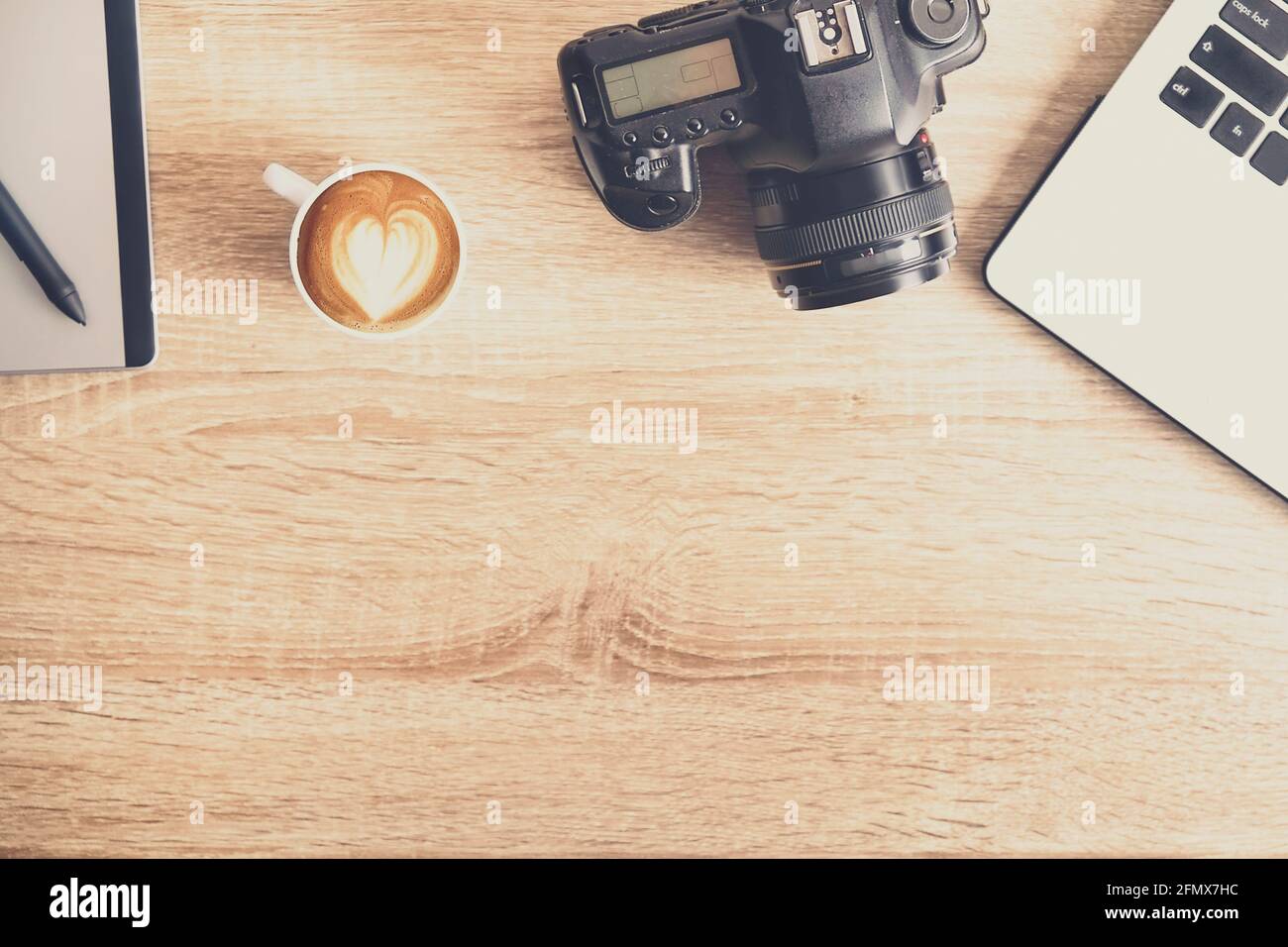 Concept de bureau de photographe. Vue de dessus de la table des designers avec ordinateur portable pc, tablette à dessin, appareil photo, gadget de téléphone portable, tasse de café, Banque D'Images