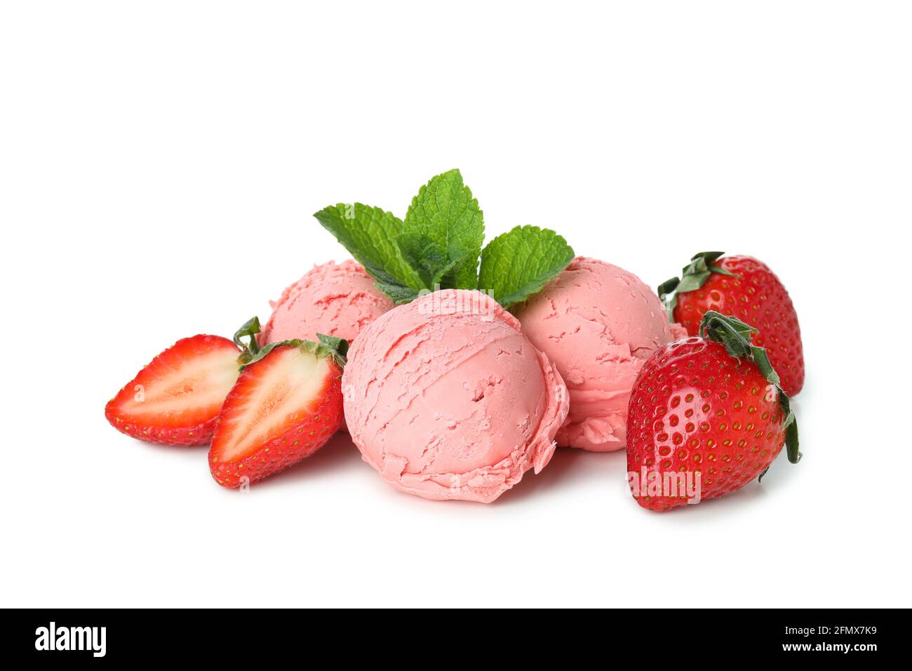Boules de glace à la fraise isolées sur fond blanc Banque D'Images
