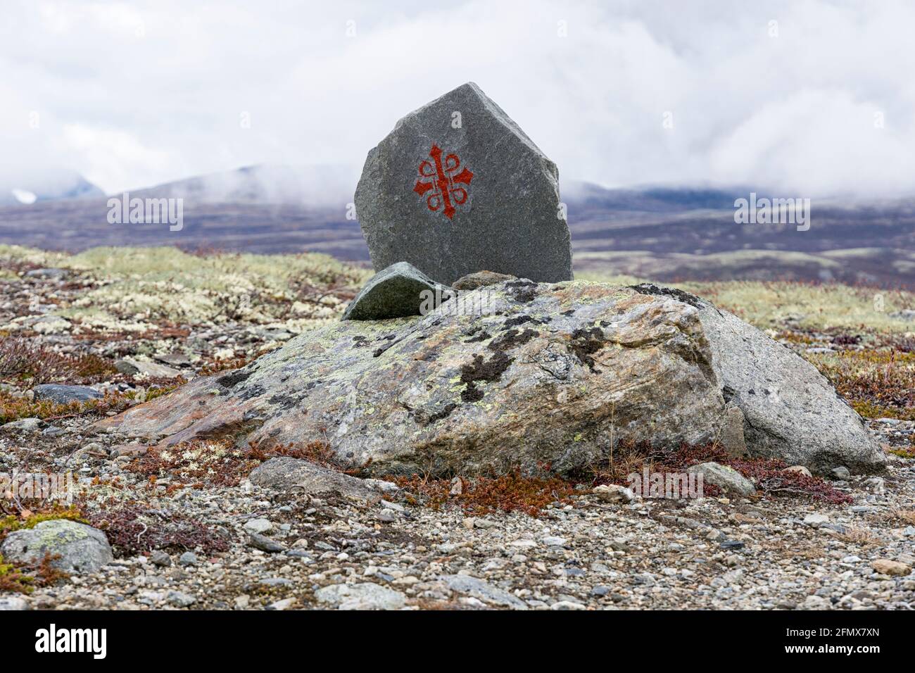 Marqueur d'itinéraire de Pilegrimlsleden à la fin de l'automne contre des nuages sombres.route de Pilgrim, Dombås, Dovre Nationalpark, Innlandet, Norvège Banque D'Images