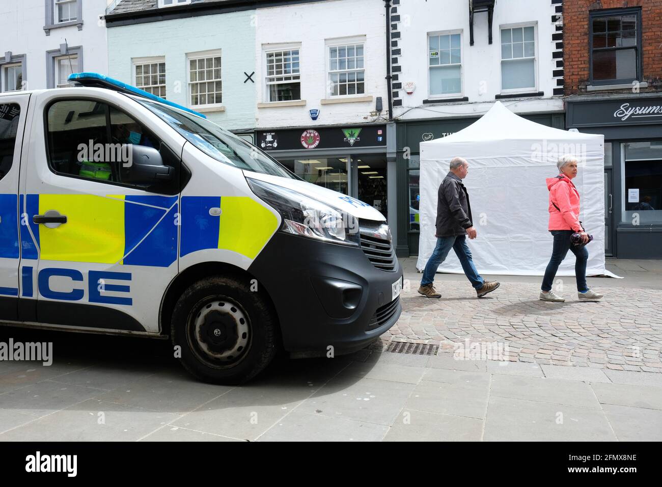 Gloucester, Gloucestershire, Royaume-Uni - mercredi 12 mai 2021 - la police poursuit sa recherche au café Clean plate dans le centre-ville. Les officiers sont à la recherche de Mary Bastholm qui a disparu en 1968, âgée de seulement 15 ans et qui peut avoir été victime du tueur en série Fred West. La photo montre une camionnette de police garée devant l'avant du café à l'heure du déjeuner avec des membres du public qui marchent devant. Photo Steven May / Alamy Live News Banque D'Images Gloucester, Gloucestershire, Royaume-Uni - mercredi 12 mai 2021 - la police poursuit sa recherche au café Clean plate dans le centre-ville. Les officiers sont à la recherche de Mary Bastholm qui a disparu en 1968, âgée de seulement 15 ans et qui peut avoir été victime du tueur en série Fred West. La photo montre une camionnette de police garée devant l'avant du café à l'heure du déjeuner avec des membres du public qui marchent devant. Photo Steven May / Alamy Live News Banque D'Images