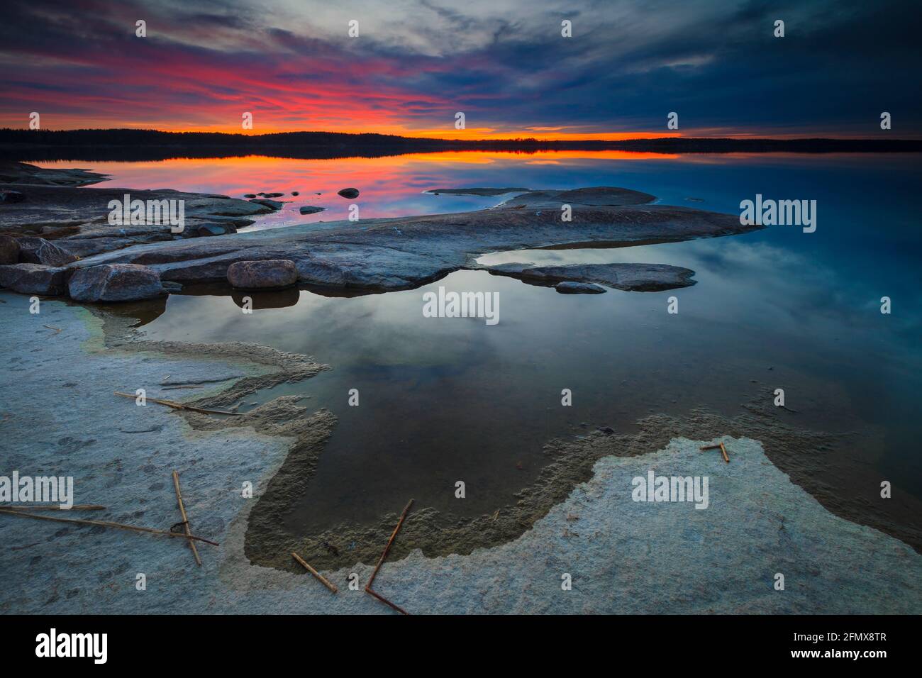 Magnifique coucher de soleil de printemps coloré sur l'île de Lille Brattholmen dans le lac Vansjø à Østfold, Norvège, Scandinavie. Banque D'Images