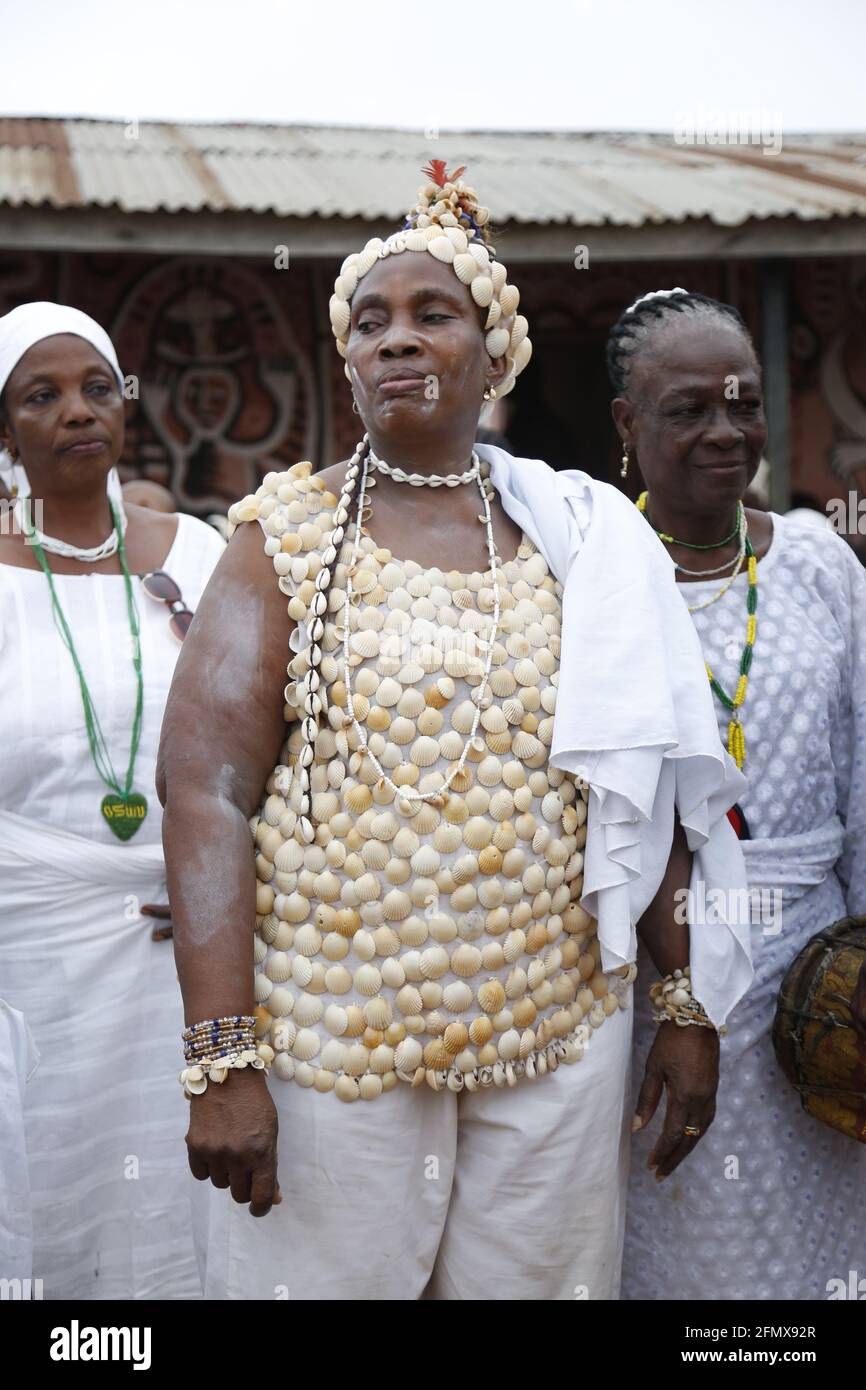 Osun Osogbo mode: Osun priestess robed dans des coquillages et des cowries Banque D'Images