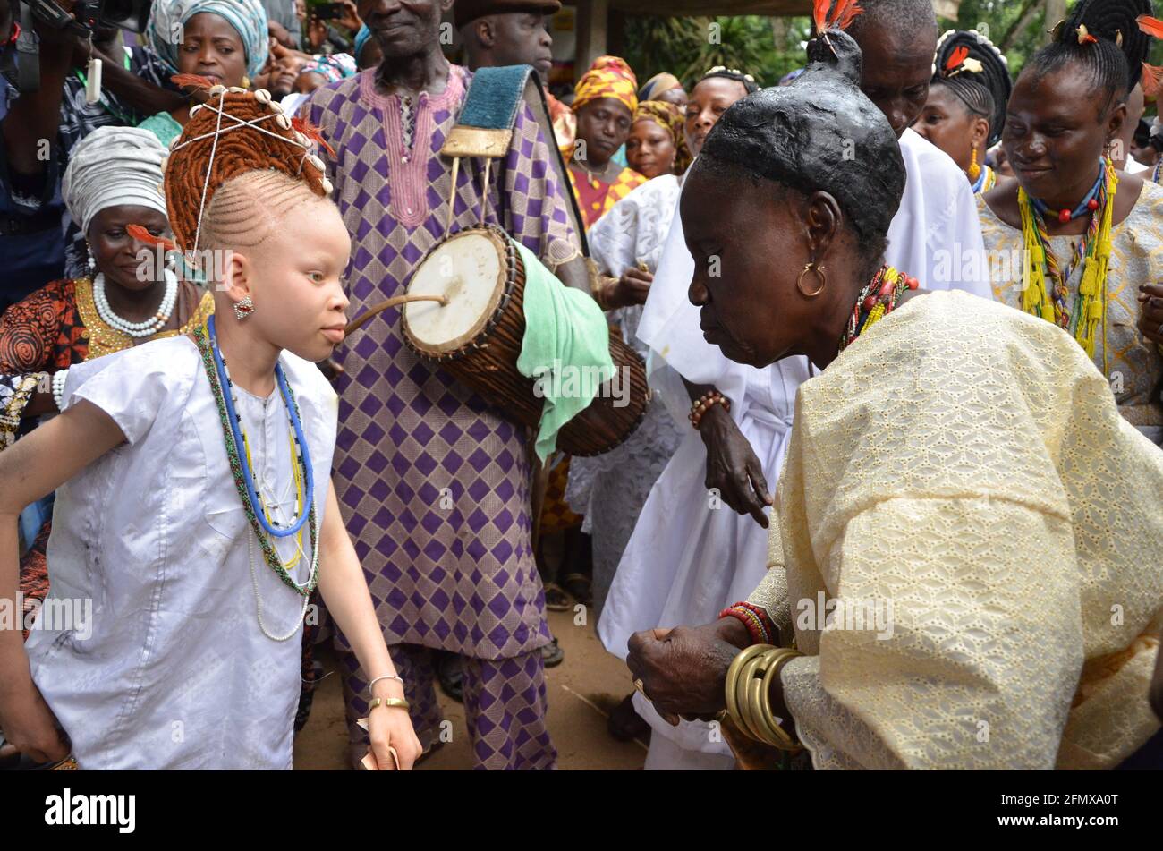 Osun Osogbo : enfant Osun dansant avec Iya Osun pendant le festival Osun Osogbo. Banque D'Images