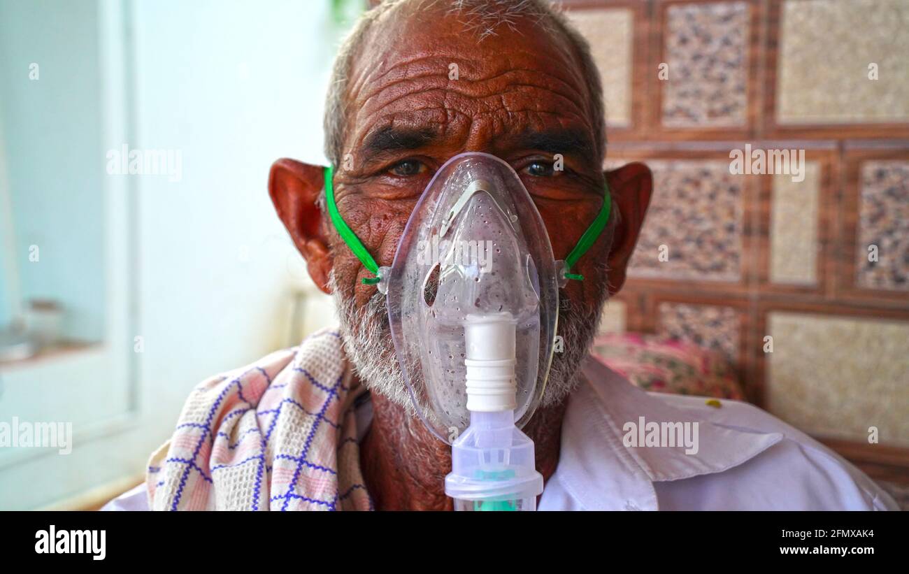 02 mai 2021 - Reengus, Sikar, Inde. Un vieil Indien portant le masque  d'oxygène sur son visage. Masque d'asthme pendant la pandémie en Inde.  Inhalation à la maison Photo Stock - Alamy
