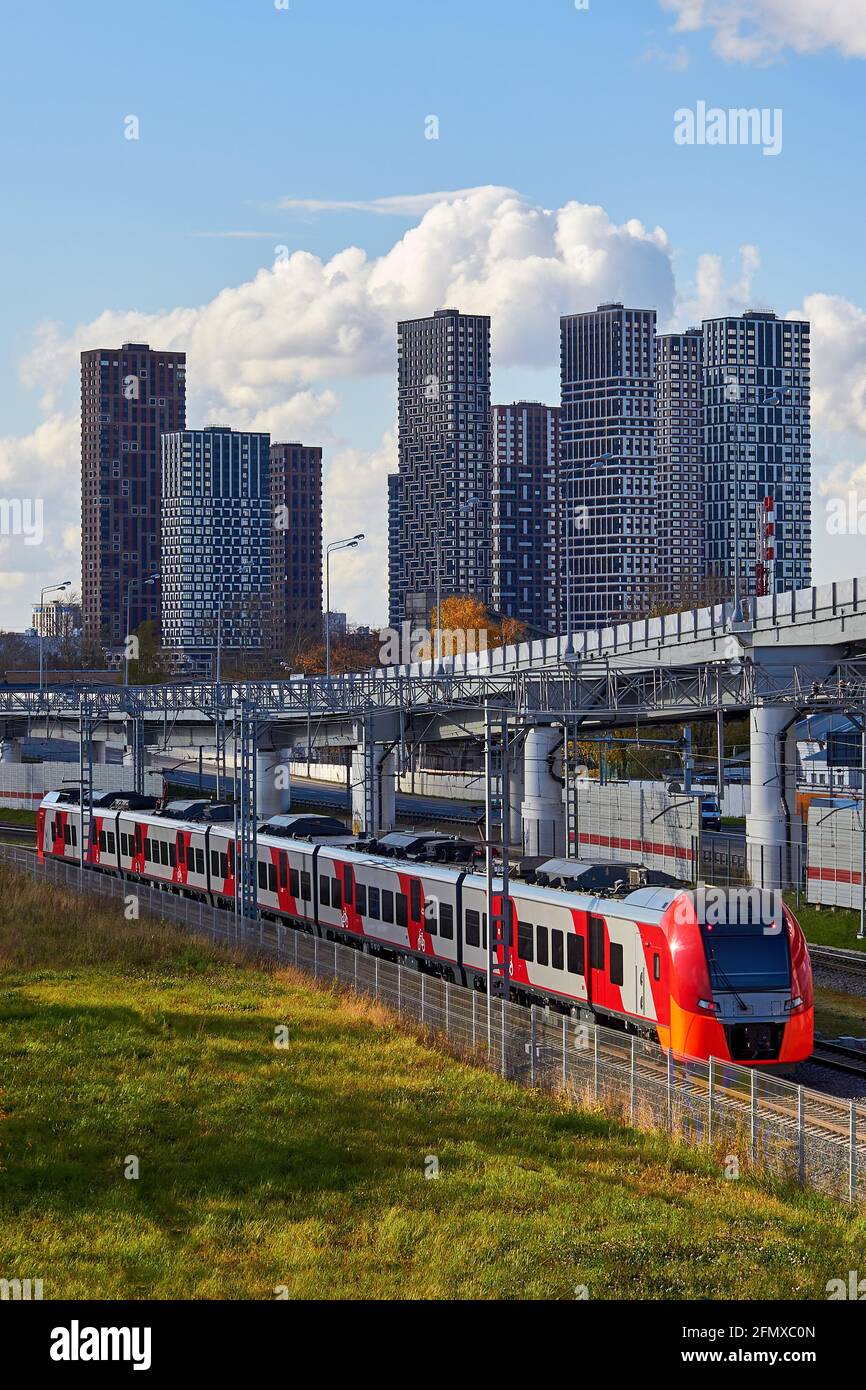 Les chemins de fer de train sur le fond d'une ville moderne et ciel bleu Banque D'Images