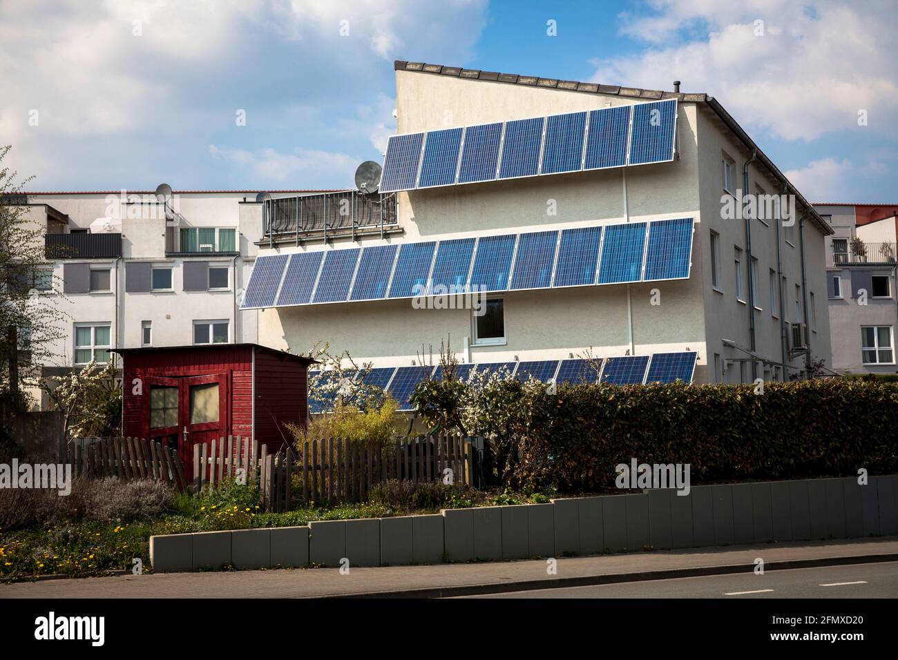 Modules photovoltaïques, panneaux solaires sur une maison dans le quartier Eichlinghofen, Dortmund, Rhénanie-du-Nord-Westphalie, Allemagne. Photovoltaikanlage, Solarmodule a Banque D'Images