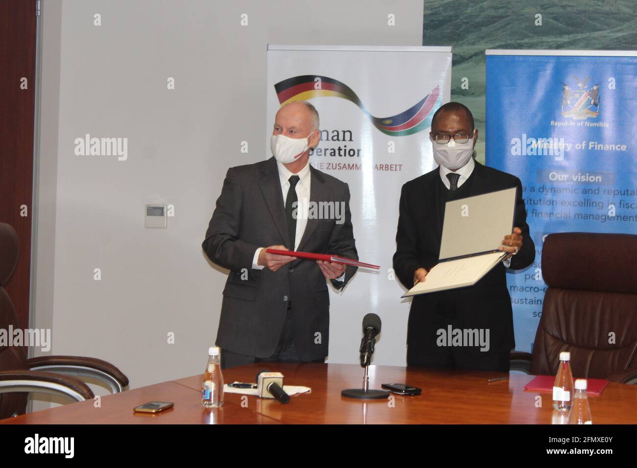 (210512) -- WINDHOEK, le 12 mai 2021 (Xinhua) -- le ministre namibien des Finances, Iipumbu Shiimi (R), et l'ambassadeur allemand en Namibie, Herbert Beck, assistent à la cérémonie de signature d'un accord de coopération financière entre les deux pays, à Windhoek (Namibie), le 11 mai 2021. Le gouvernement namibien a signé mardi un accord de coopération financière avec le gouvernement allemand d'une valeur d'environ 100 millions d'euros (environ 121.7 millions de dollars américains) pour trois projets de développement. (Photo de Musa C Kaseke/Xinhua) Banque D'Images