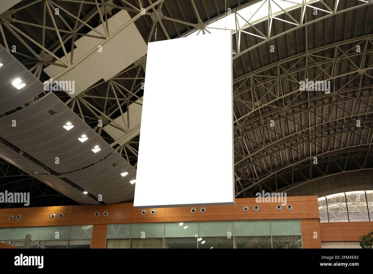 Panneau d'affichage vertical suspendu à l'aéroport Banque D'Images