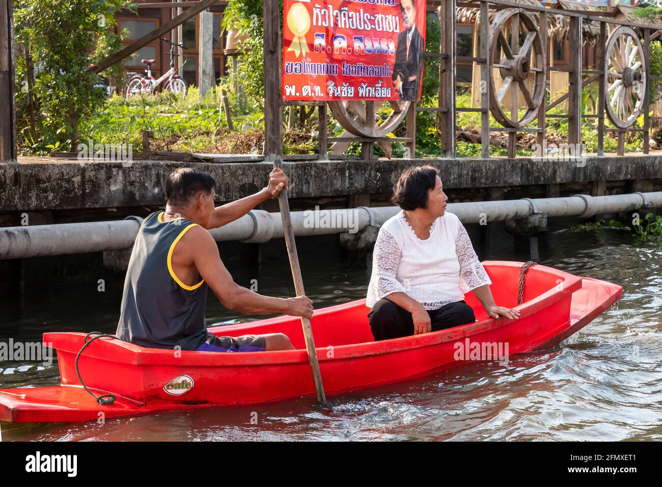 Couple thaïlandais en bateau à rames sur le canal, Bangkok, Thaïlande Banque D'Images