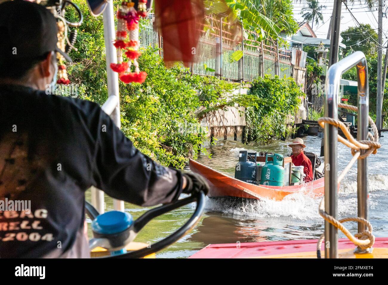 Bateau-pilote croisière sur khlong près de la rivière Chao Phraya, Bangkok, Thaïlande Banque D'Images