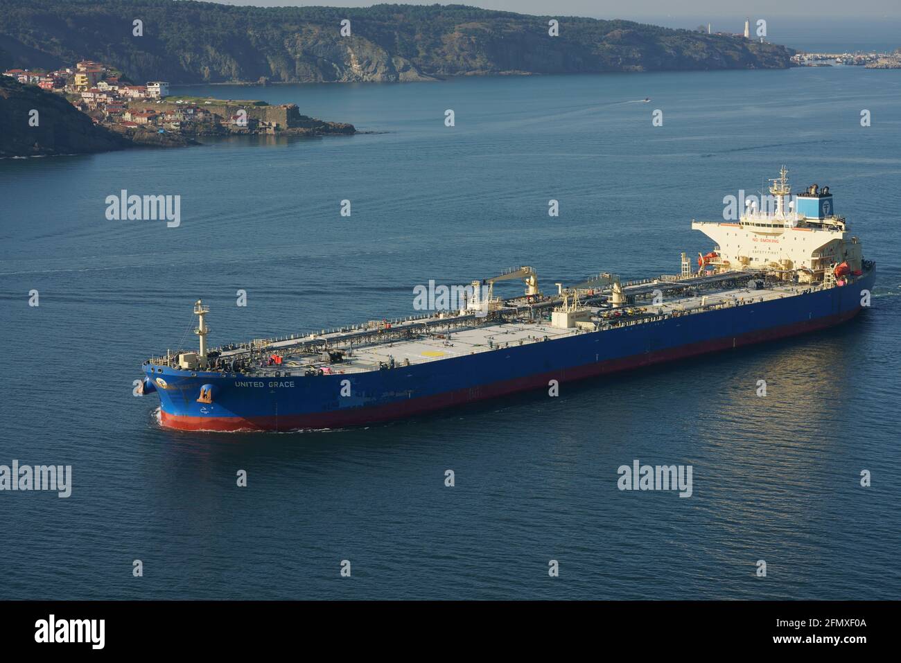 Le navire Big Tanker pénètre dans le détroit du Bosphore depuis l'entrée nord Banque D'Images