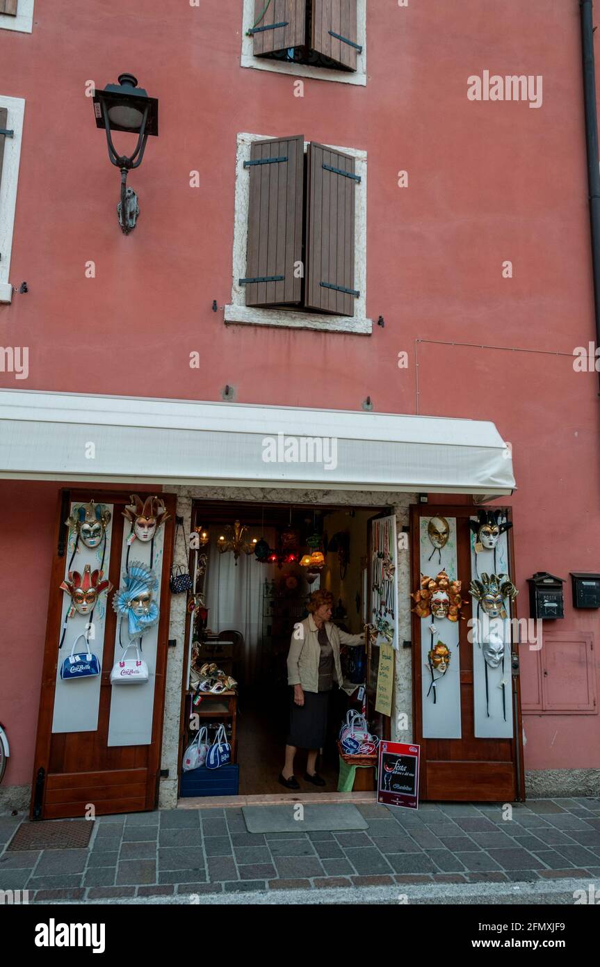 Une boutique de masques vénitiens à Bardolino sur la rive est Du lac de Garde dans la région de Vénétie du nord de l'Italie Banque D'Images