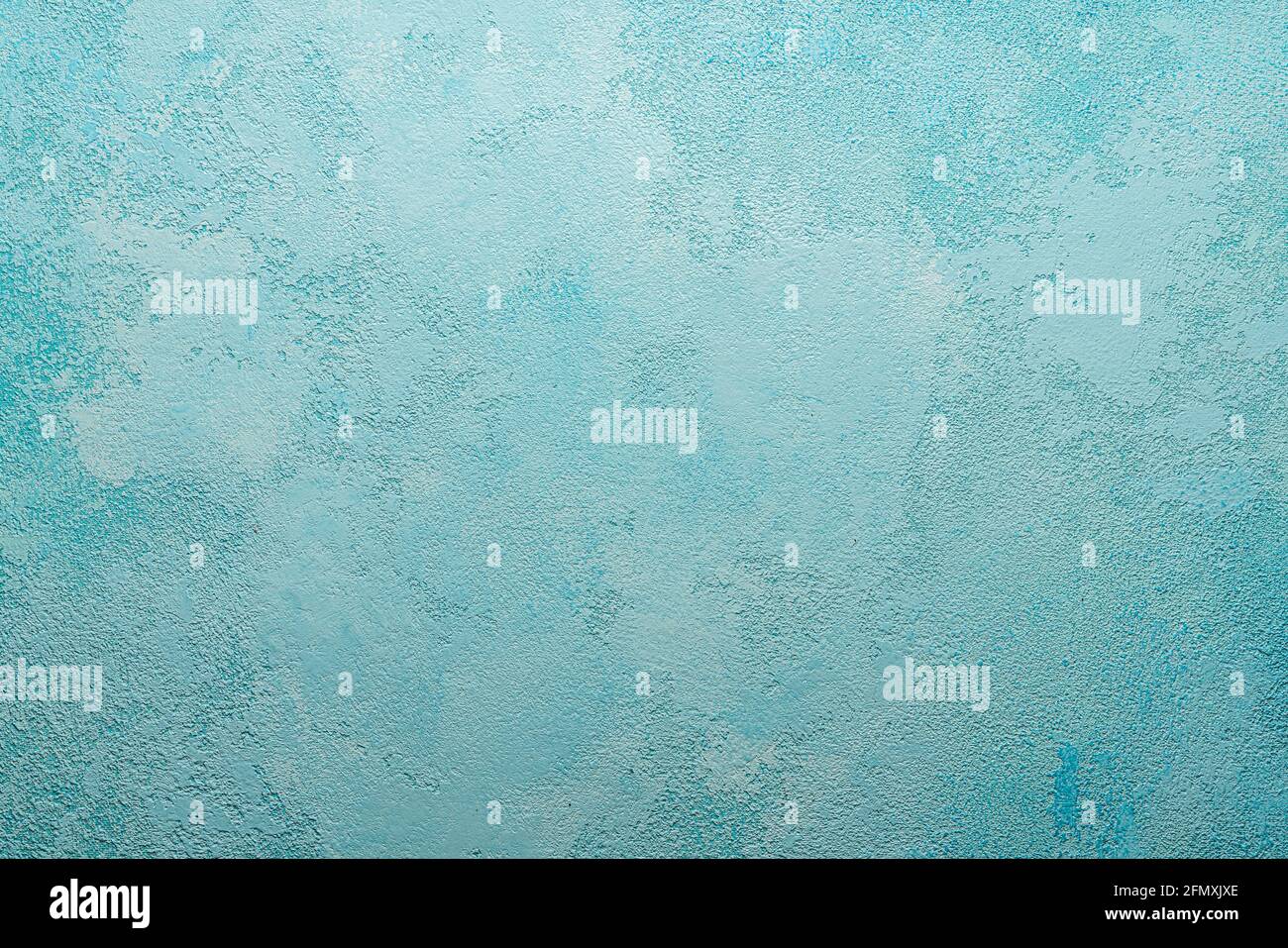 Beau grunge abstrait décoratif bleu clair peint cyan stuc texture murale. Papier brut fait à la main, fond blanc avec espace de copie, abat-jour vert. Banque D'Images