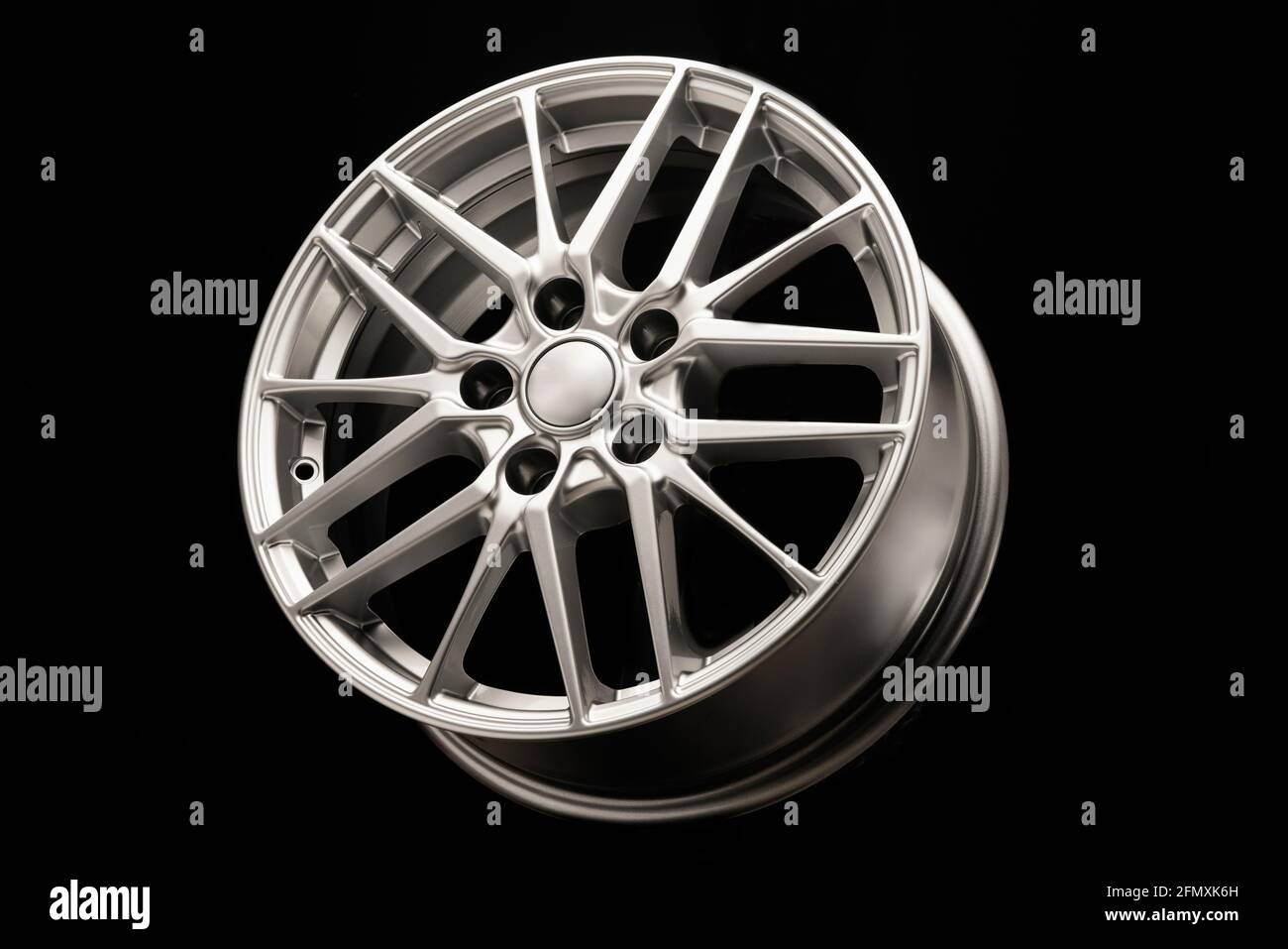 magnifiques roues sport en alliage forgé, sur fond noir foncé. Banque D'Images