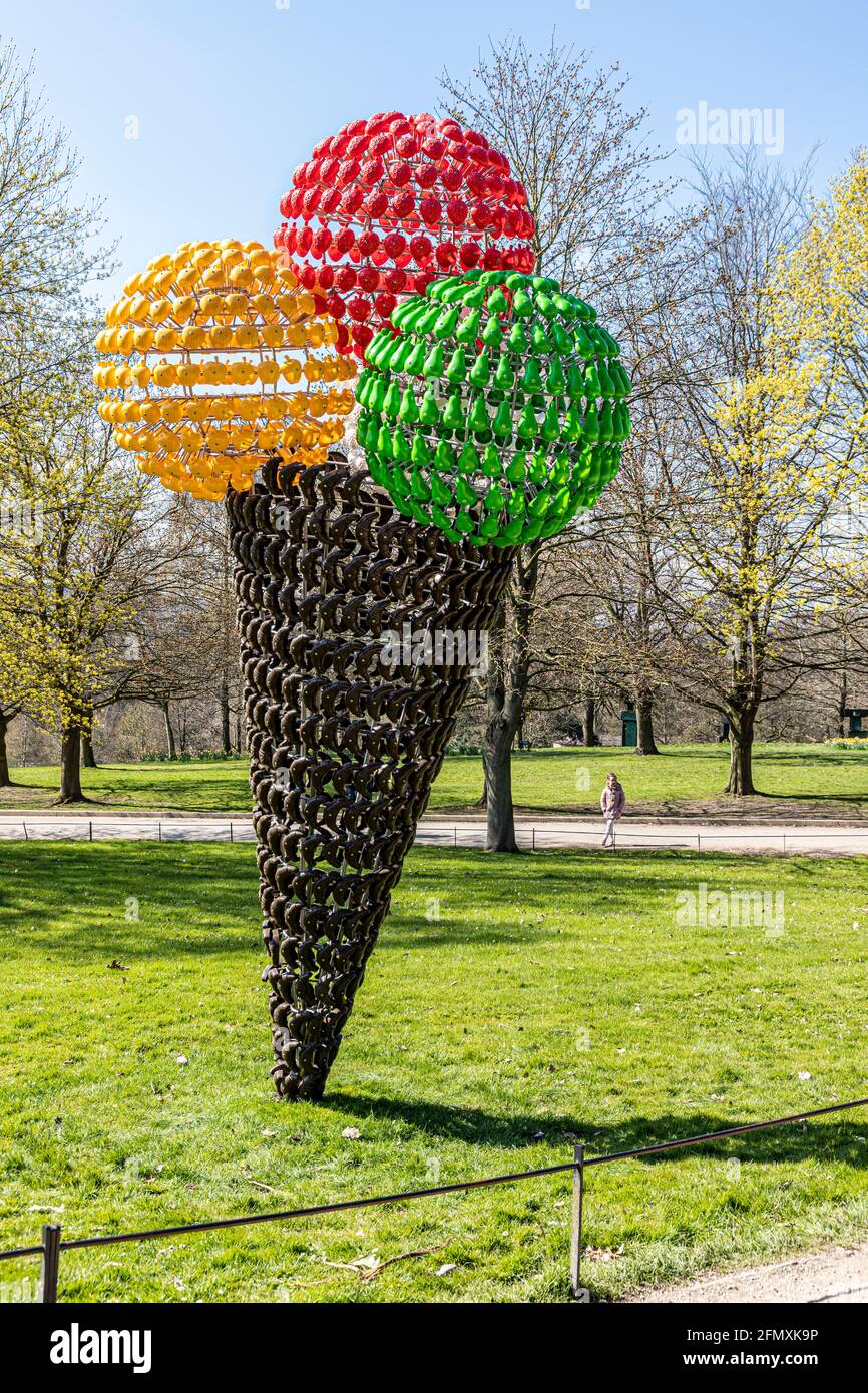 Une exposition au Yorkshire Sculpture Park YSP à Wakefield, West Yorkshire, Angleterre Royaume-Uni - Tutti Frutti par Joana Vasconcelos 2011 Banque D'Images