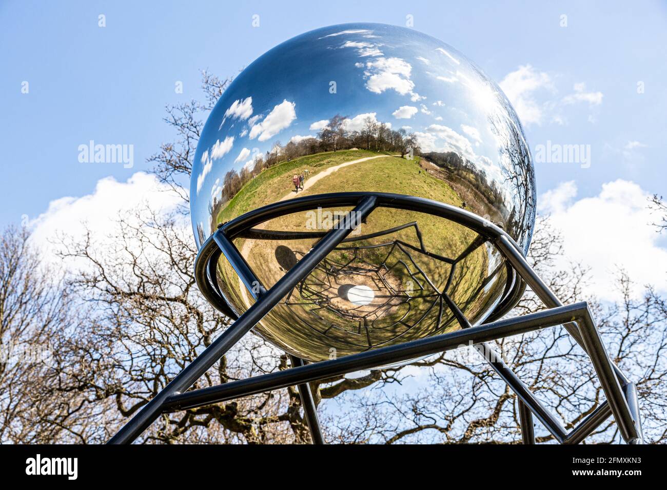 Une exposition au Yorkshire Sculpture Park YSP à Wakefield, West Yorkshire, Angleterre Royaume-Uni - Gazing ball 2018 par Lucy & Jorge Orta Banque D'Images