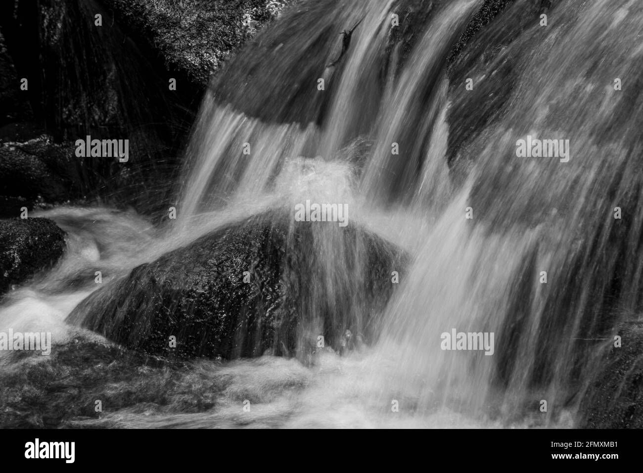 Réserve naturelle de Wyming brook. Gros plan sur une chute d'eau à une vitesse d'obturation de 1/8 fois supérieure, parc national de Peak District, Sheffield, Angleterre, Royaume-Uni Banque D'Images
