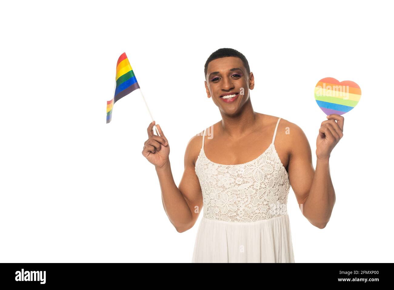 heureux africain américain transsexuel homme portant le drapeau et le papier lgbt coeur aux couleurs arc-en-ciel isolé sur blanc Banque D'Images