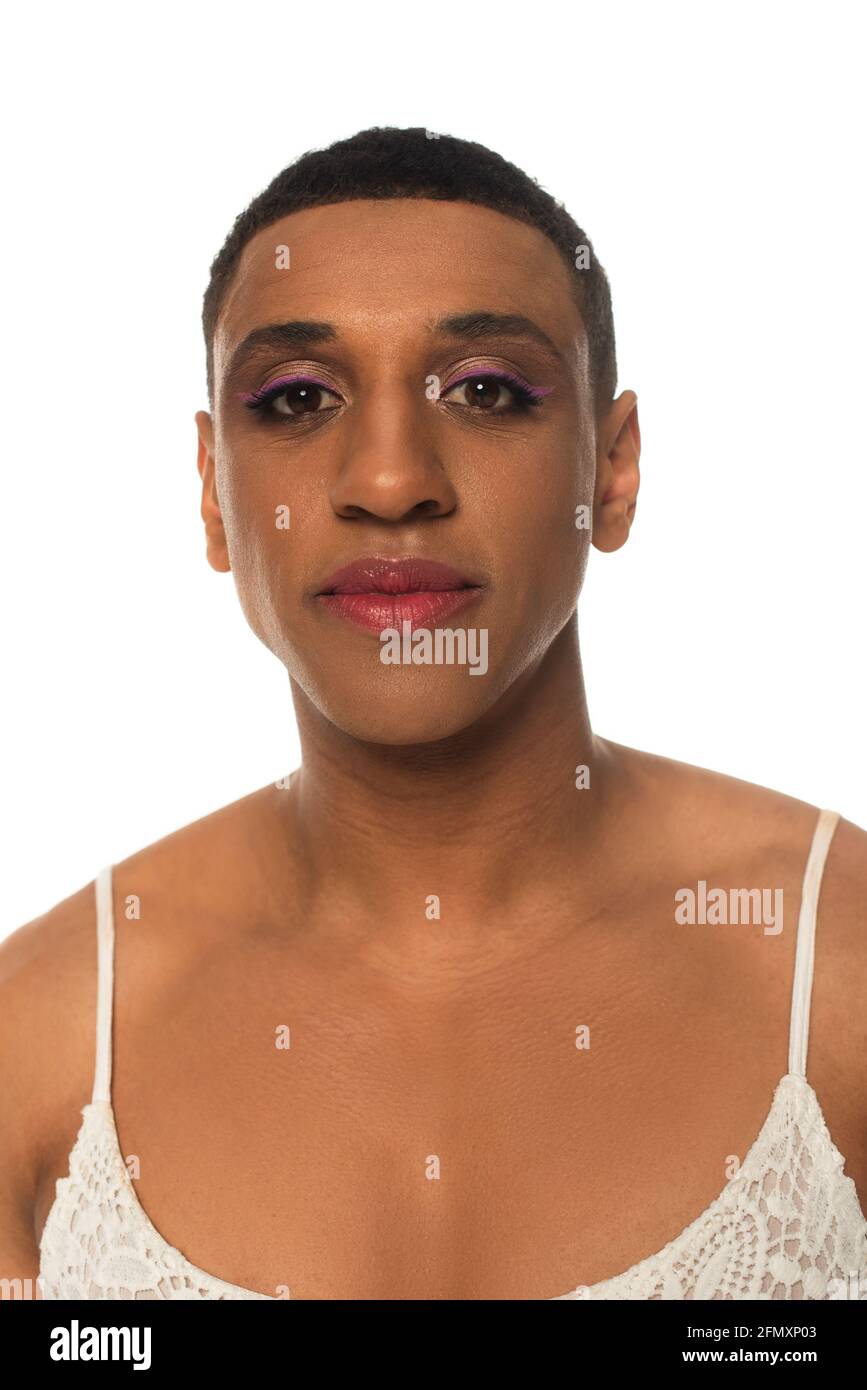 homme transsexuel afro-américain avec maquillage regardant la caméra isolée sur blanc Banque D'Images