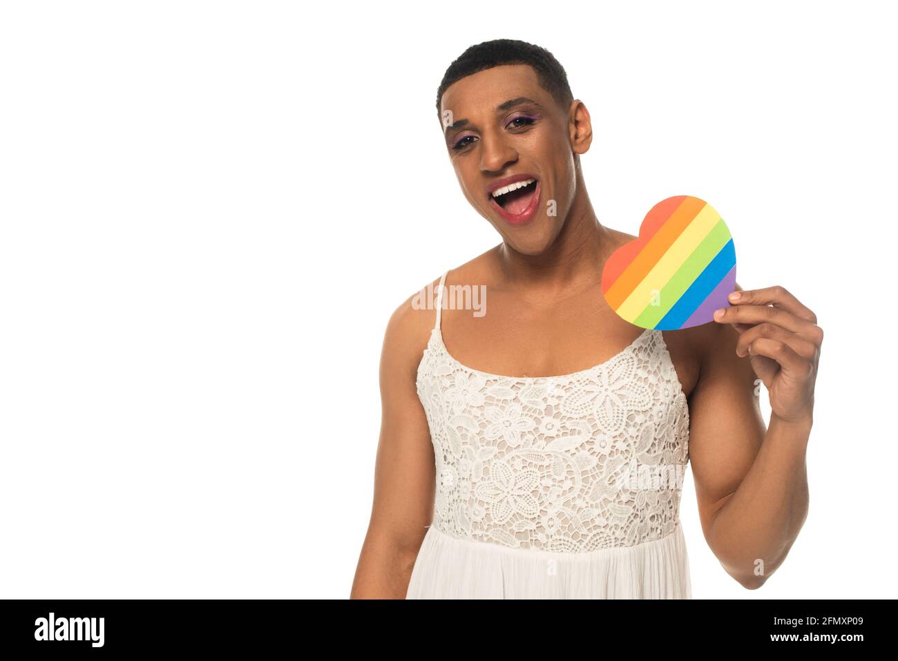 stupéfait homme transsexuel afro-américain tenant des couleurs lgbt coeur de papier isolé sur blanc Banque D'Images
