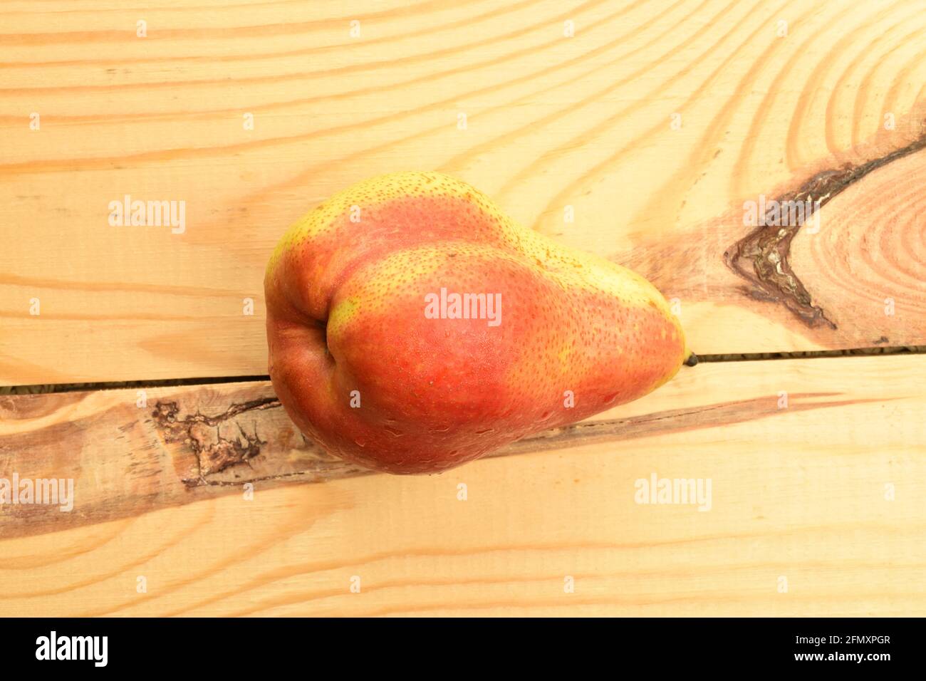 Une poire biologique mûre, gros plan, sur une table en bois, vue sur le dessus. Banque D'Images
