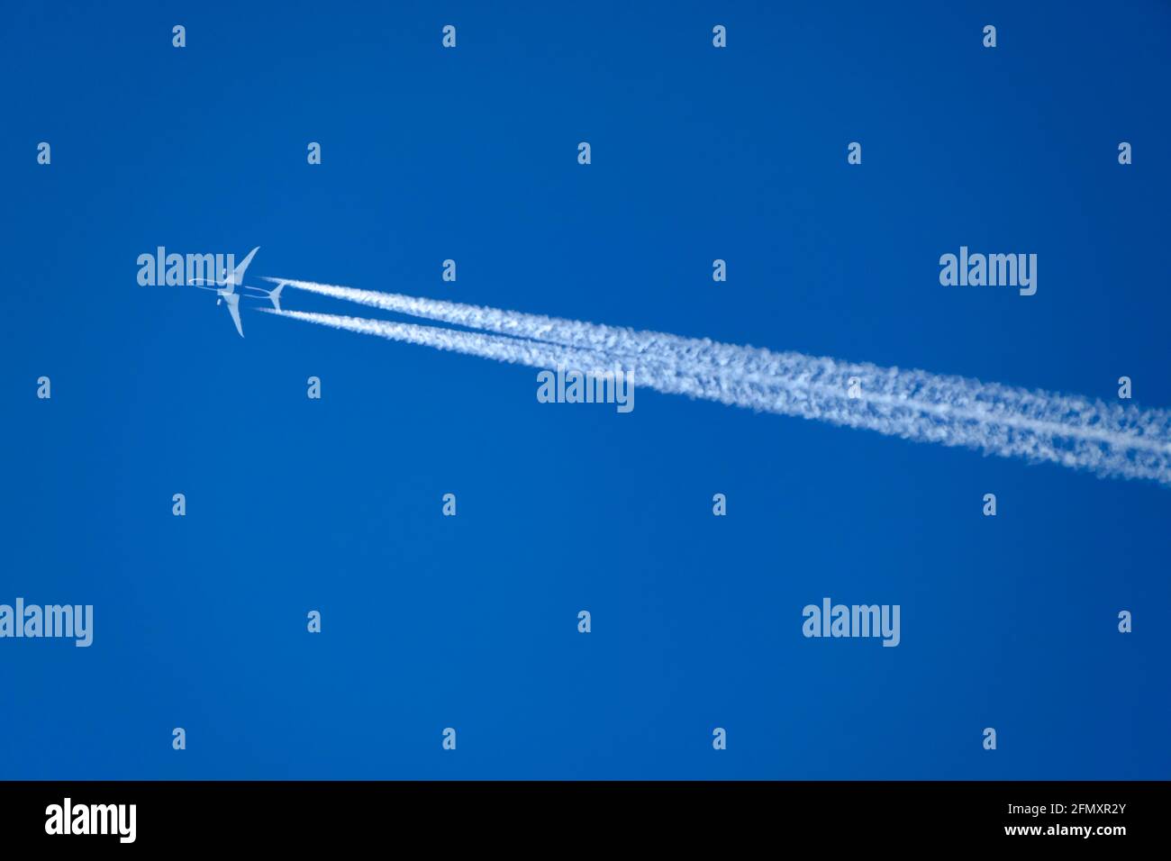 Boeing 787, avion à deux jets, traversant le ciel bleu Banque D'Images