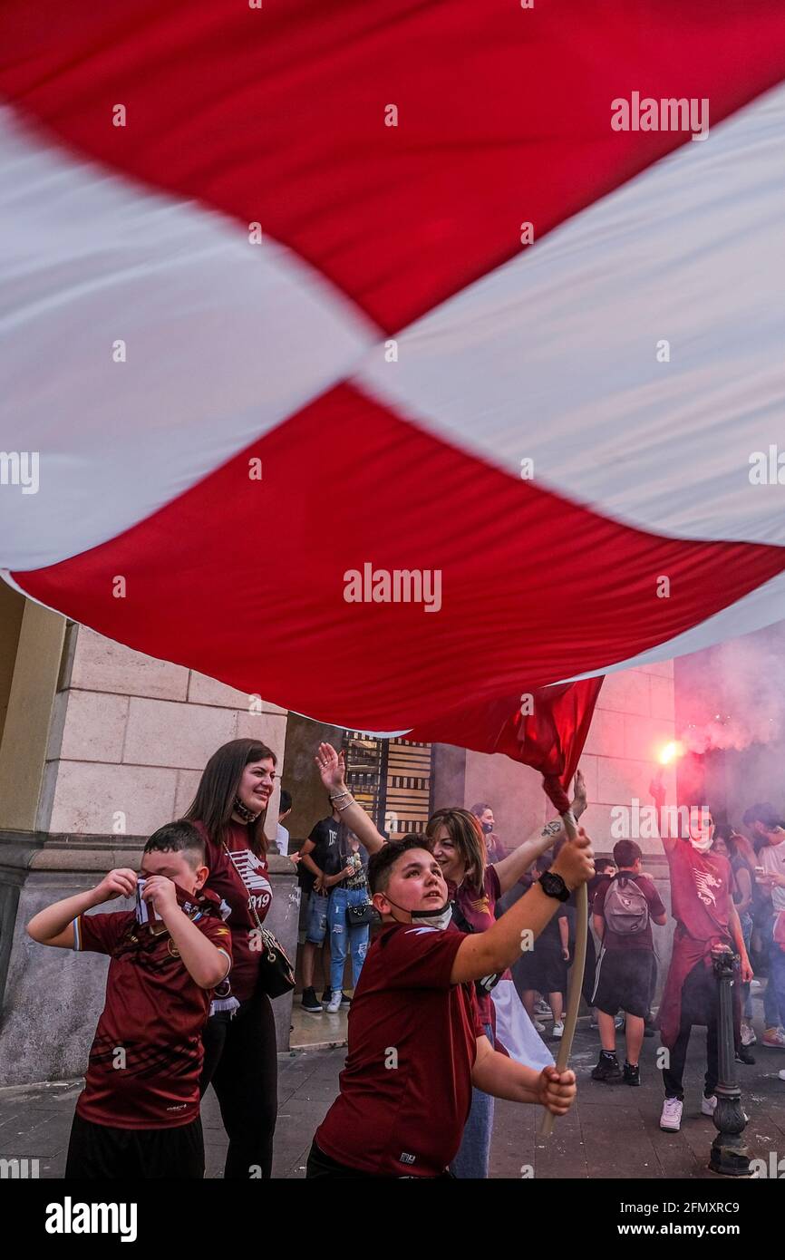 Les partisans de Salernitana célèbrent la promotion à Serie A dans les rues de la ville le 10 mai 2021 à Salerne, Italie. Pour la première fois en vingt-trois ans après avoir battu Pescara 0-3 de chez lui, Salernitana a gagné en promotion auprès de Serie A, première ligue de football italienne Banque D'Images