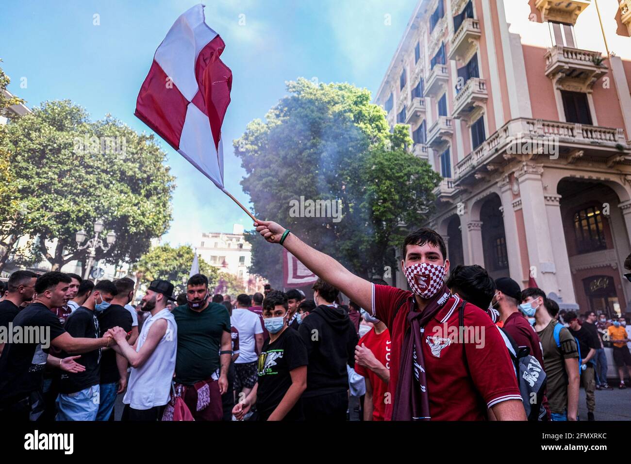 Les partisans de Salernitana célèbrent la promotion à Serie A dans les rues de la ville le 10 mai 2021 à Salerne, Italie. Pour la première fois en vingt-trois ans après avoir battu Pescara 0-3 de chez lui, Salernitana a gagné en promotion auprès de Serie A, première ligue de football italienne Banque D'Images