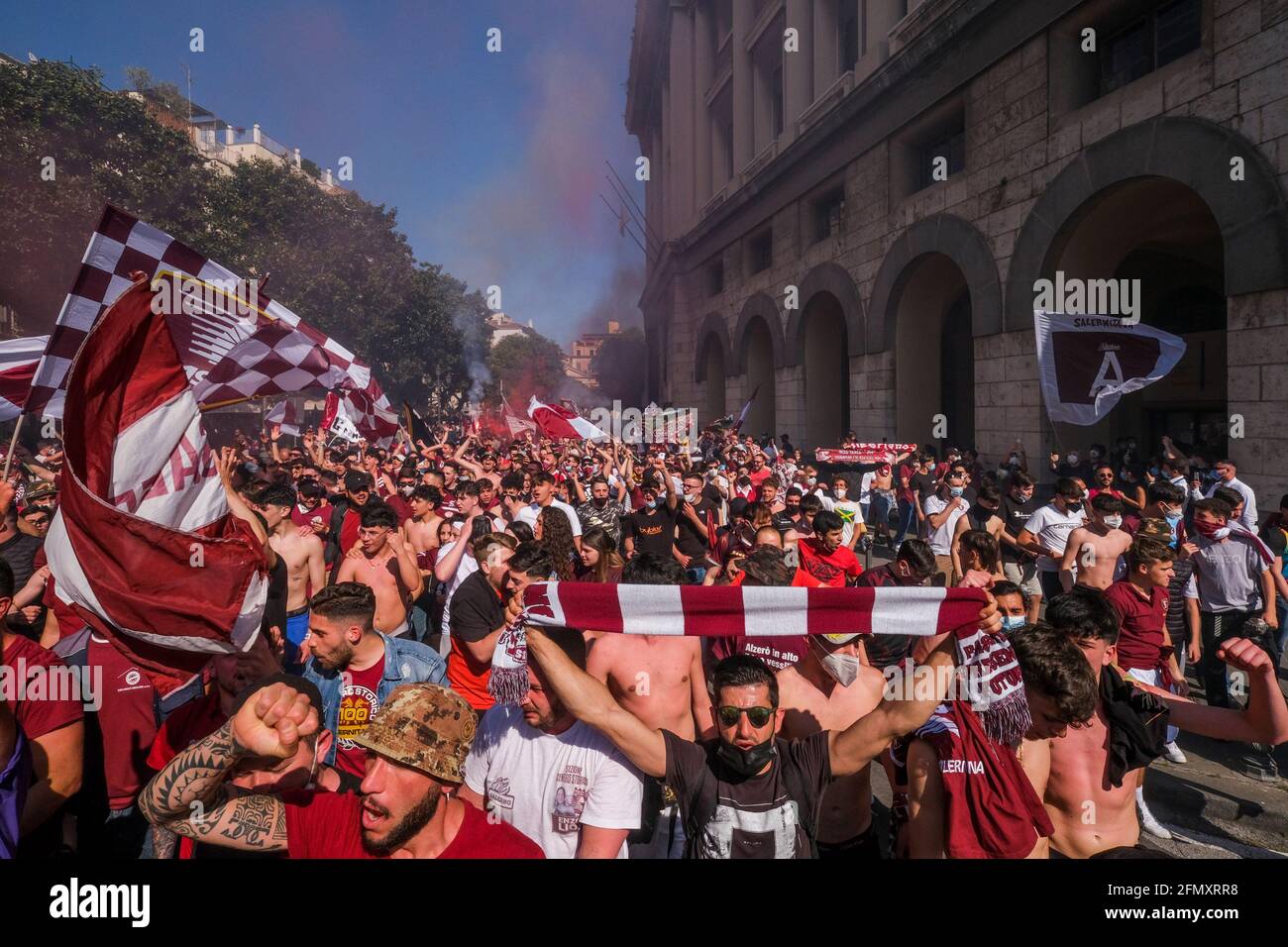 Les partisans de Salernitana célèbrent la promotion à Serie A dans les rues de la ville le 10 mai 2021 à Salerne, Italie. Pour la première fois en vingt-trois ans après avoir battu Pescara 0-3 de chez lui, Salernitana a gagné en promotion auprès de Serie A, première ligue de football italienne Banque D'Images