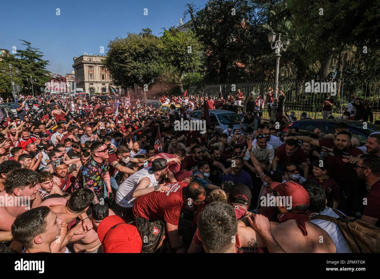 Les partisans de Salernitana célèbrent la promotion à Serie A dans les rues de la ville le 10 mai 2021 à Salerne, Italie. Pour la première fois en vingt-trois ans après avoir battu Pescara 0-3 de chez lui, Salernitana a gagné en promotion auprès de Serie A, première ligue de football italienne Banque D'Images